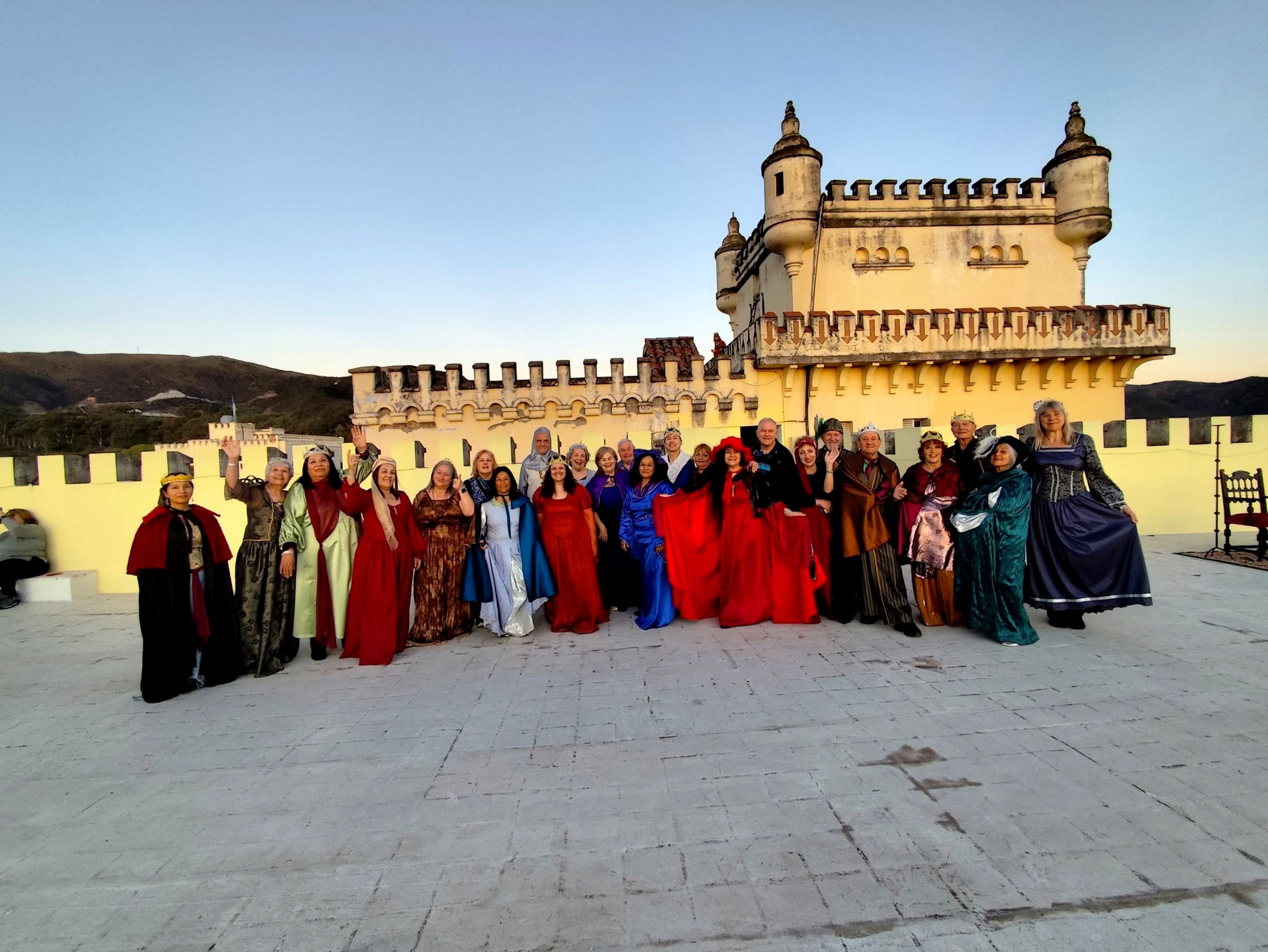 Grupo de viajeros disfrutando de una excursión temática